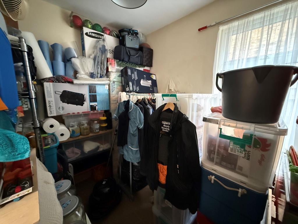 Lot: 146 - TWO-BEDROOM GROUND FLOOR FLAT IN NEED OF IMPROVEMENTS - Second bedroom with window